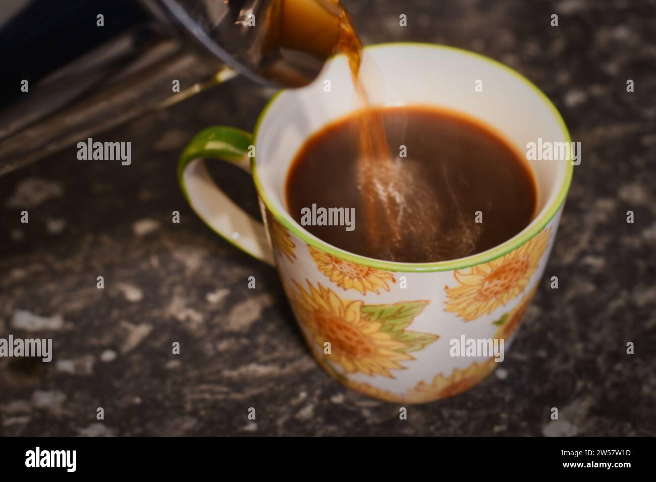 Cremiger Kaffee mit Milch Stockfoto