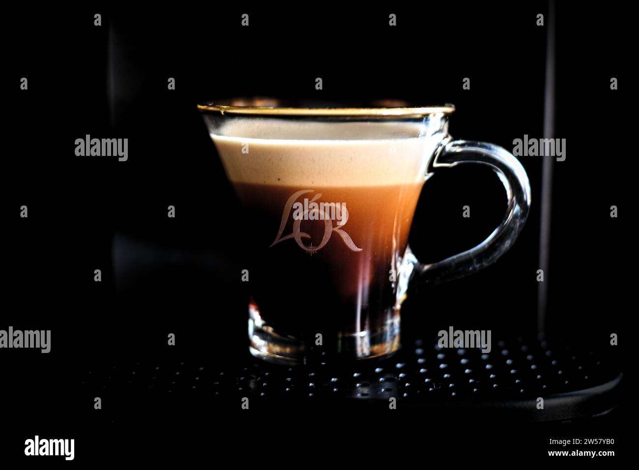 Cremiger Kaffee mit Milch Stockfoto