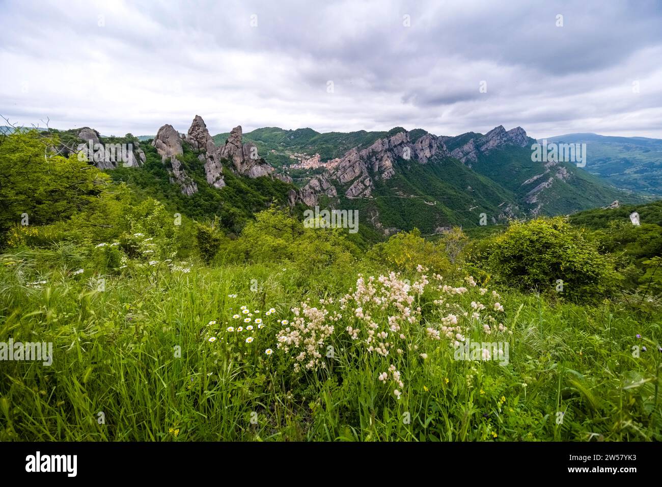 Castelmezzano, eine kleine Stadt im Parco naturale di Gallipoli Cognato Nationalpark, umgeben von Felsen und Bergkämmen. Stockfoto
