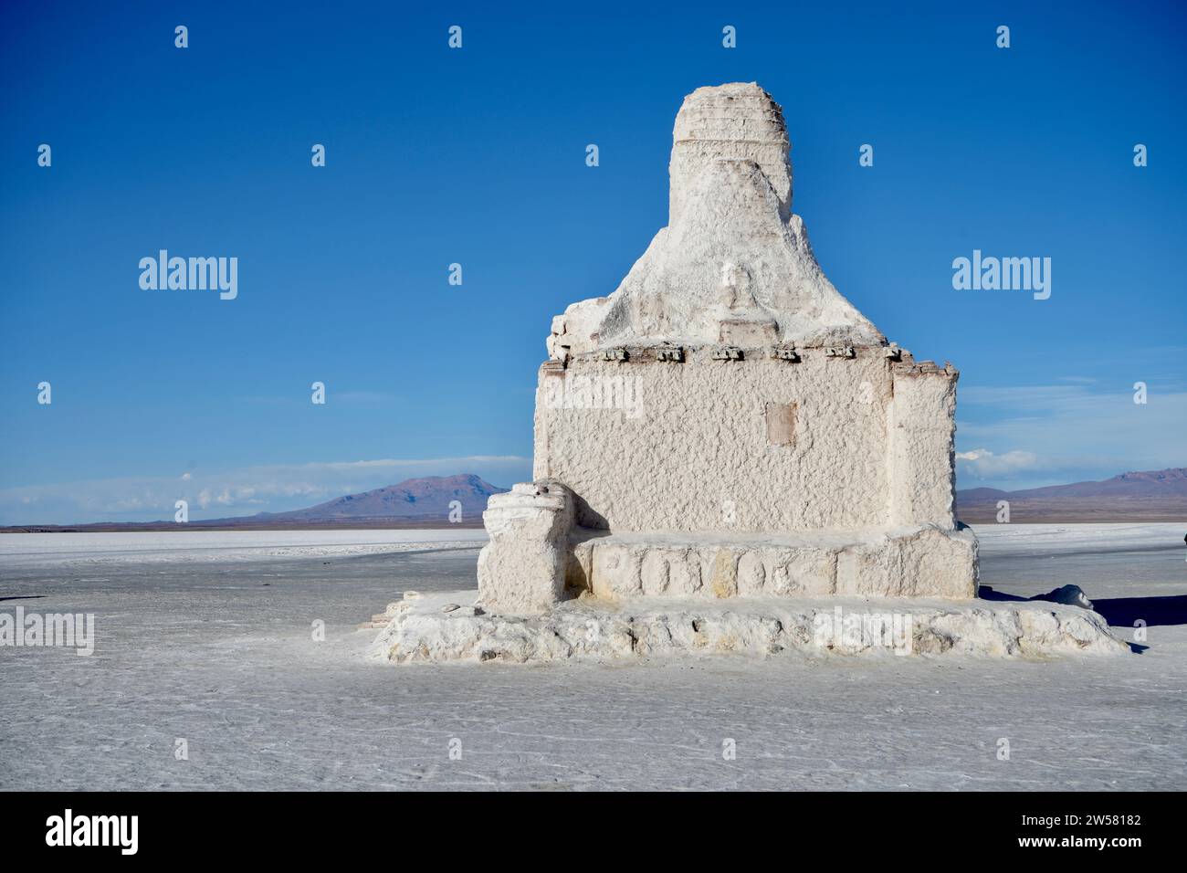 Die Salzskulptur der Rallye Dakar auf den Salzflächen. Uyuni Salt Flat, Bolivien. Stockfoto