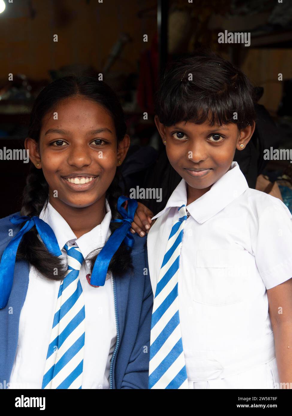 Singhalesische Schulmädchen mit weiß-blauer Kleidung, Krawatten, Zöpfen mit blauen Bändern, Sri Lanka Stockfoto