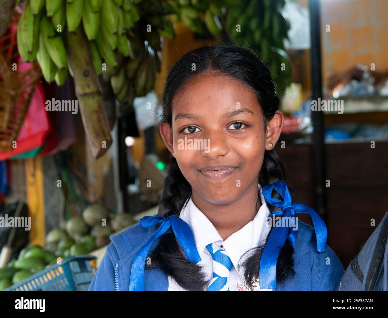 Singhalesisches Schulmädchen mit weiß-blauen Kleidern, Zöpfen mit blauen Bändern, Sri Lanka Stockfoto