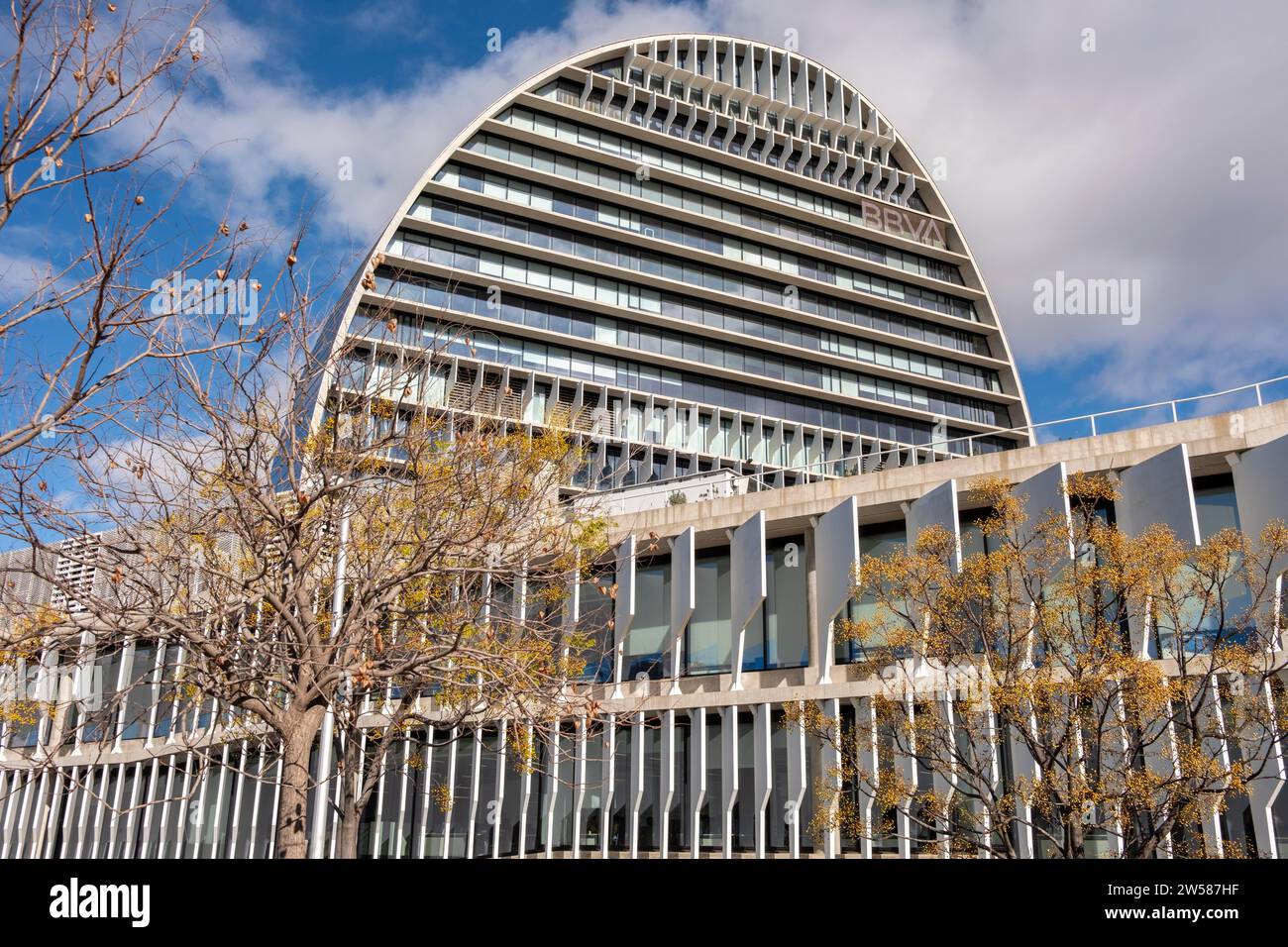 Das BBVA-Hauptquartier in Madrid in Spanien, entworfen von Herzog & de Meuron, ist ein ikonisches architektonisches Wunder. Seine Stahl- und Glasstruktur Stockfoto