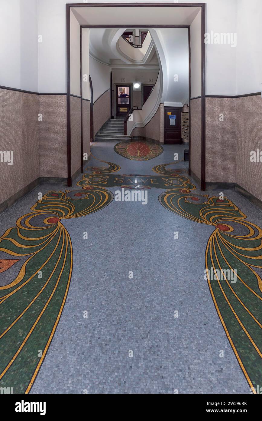 Treppenaufgang, erbaut um 1900 im Jugendstilstil, Via XX Settembre, Genua, Italien Stockfoto