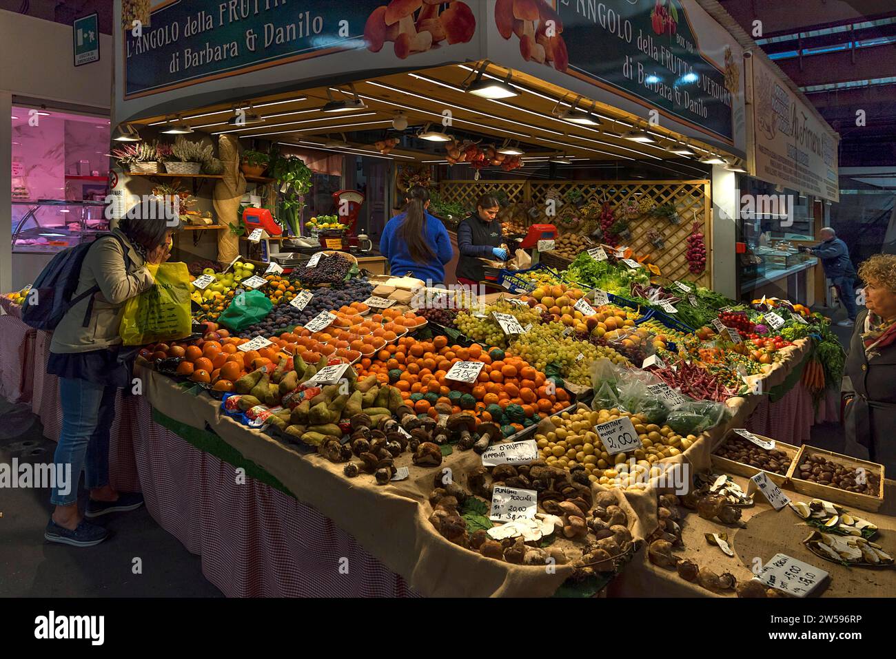 Obst- und Gemüsestand in der großen Markthalle, Mercato Orientale, Via XX Settembre, 75 r, Genua, Italien Stockfoto