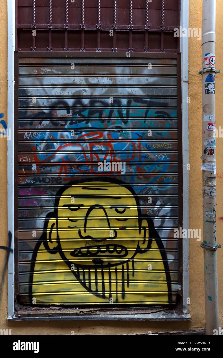 Graffiti in einem geschlossenen Laden, Genua, Italien Stockfoto