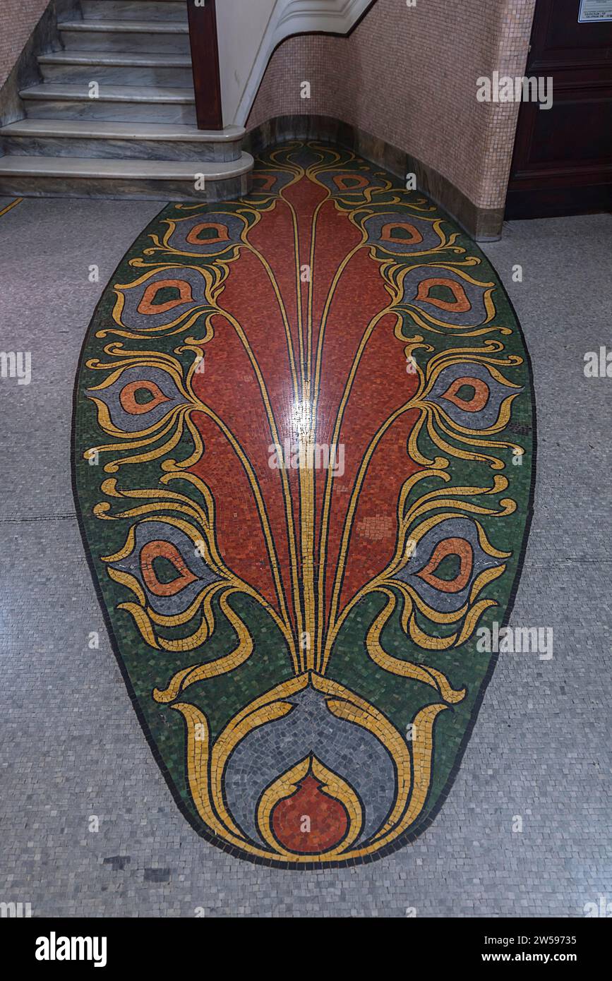 Bodenmosaik in einer Treppe im Jugendstilstil, an der Via XX Settembre, Genua, Italien Stockfoto