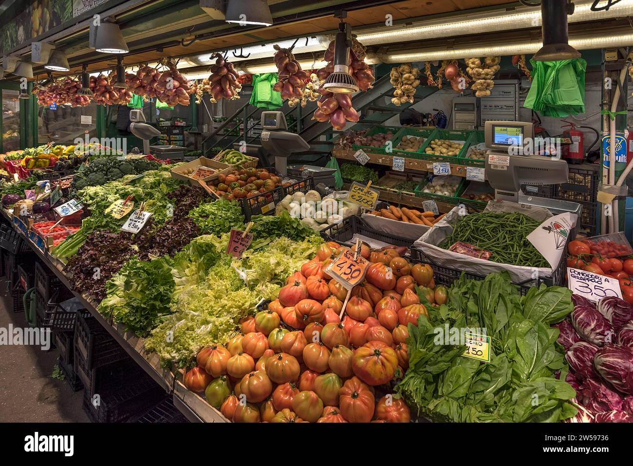 Obst- und Gemüsestand in der großen Markthalle, Mercato Orientale, Via XX Settembre, 75 r, Genua, Italien Stockfoto