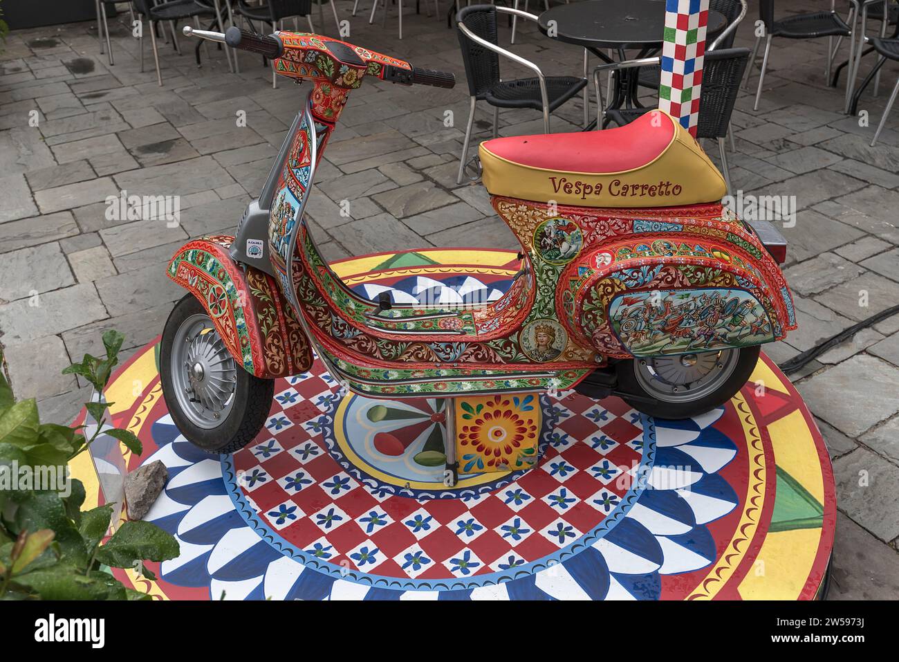 Farbenfroh bemalte Vespa aus Indien, Portofino, Italien Stockfoto