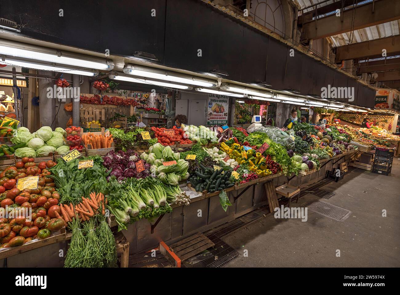 Obst- und Gemüsestand in der großen Markthalle, Mercato Orientale, Via XX Settembre, 75 r, Genua, Italien Stockfoto