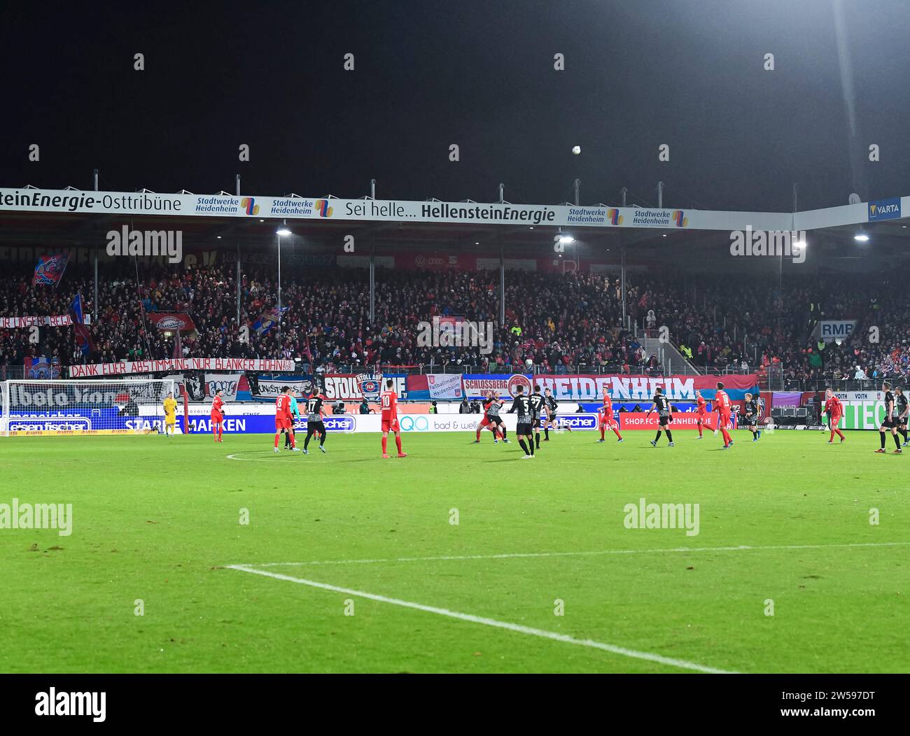 Heidenheim, Deutschland. Dezember 2023. Szene waehrend des Spiels in der Voith-Arena, GER, 1. FC Heidenheim vs. SC Freiburg, Sport, Fussball, Herren, Bundesliga, 16. Spieltag, Spielzeit 2023/2024, 20.12.2023, (DFL-VORSCHRIFTEN VERBIETEN JEDE VERWENDUNG VON FOTOGRAFIEN ALS BILDSEQUENZEN UND/ODER QUASI-VIDEO) Foto: Eibner-Pressefoto/Silas Schueller Credit: dpa/Alamy Live News Stockfoto