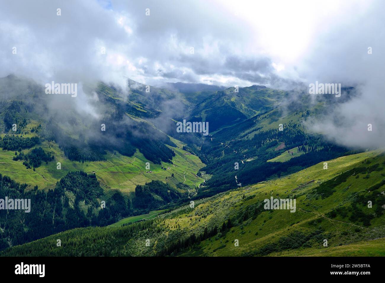 Blick ins Tal vom Spieljoch, Fuegen, Tirol, Österreich Stockfoto
