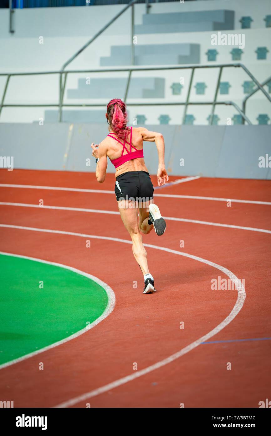 Der Athlet startet mit Fokus und Geschwindigkeit in einem modernen Stadion, Glaspalast, Sindelfingen Stockfoto