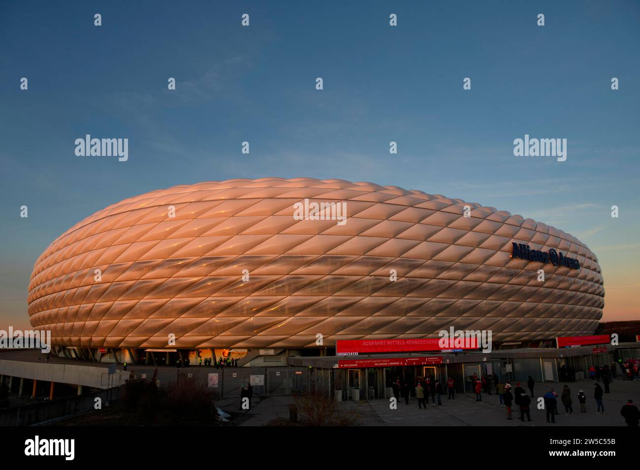 Allianz Arena im Abendlicht, goldene Stunde, München, Bayern, Deutschland Stockfoto