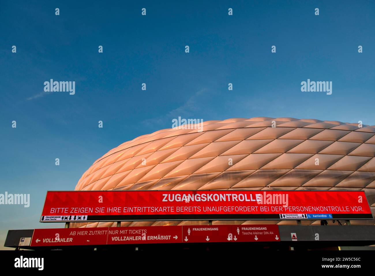 Zutrittskontrolle, Sicherheitskontrolle, Allianz Arena im Abendlicht, goldene Stunde, München, Bayern, Deutschland Stockfoto