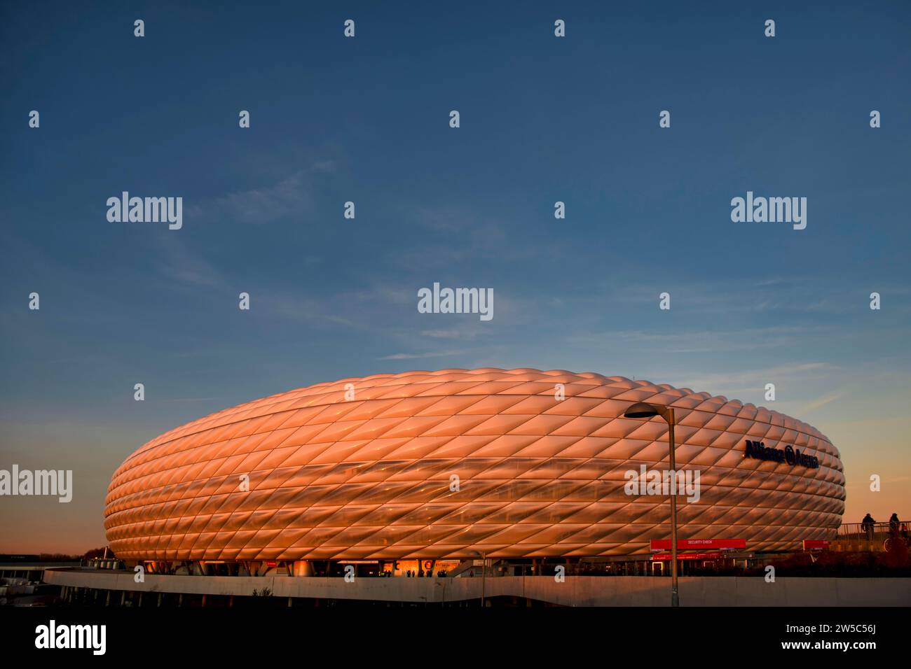 Allianz Arena im Abendlicht, goldene Stunde, München, Bayern, Deutschland Stockfoto