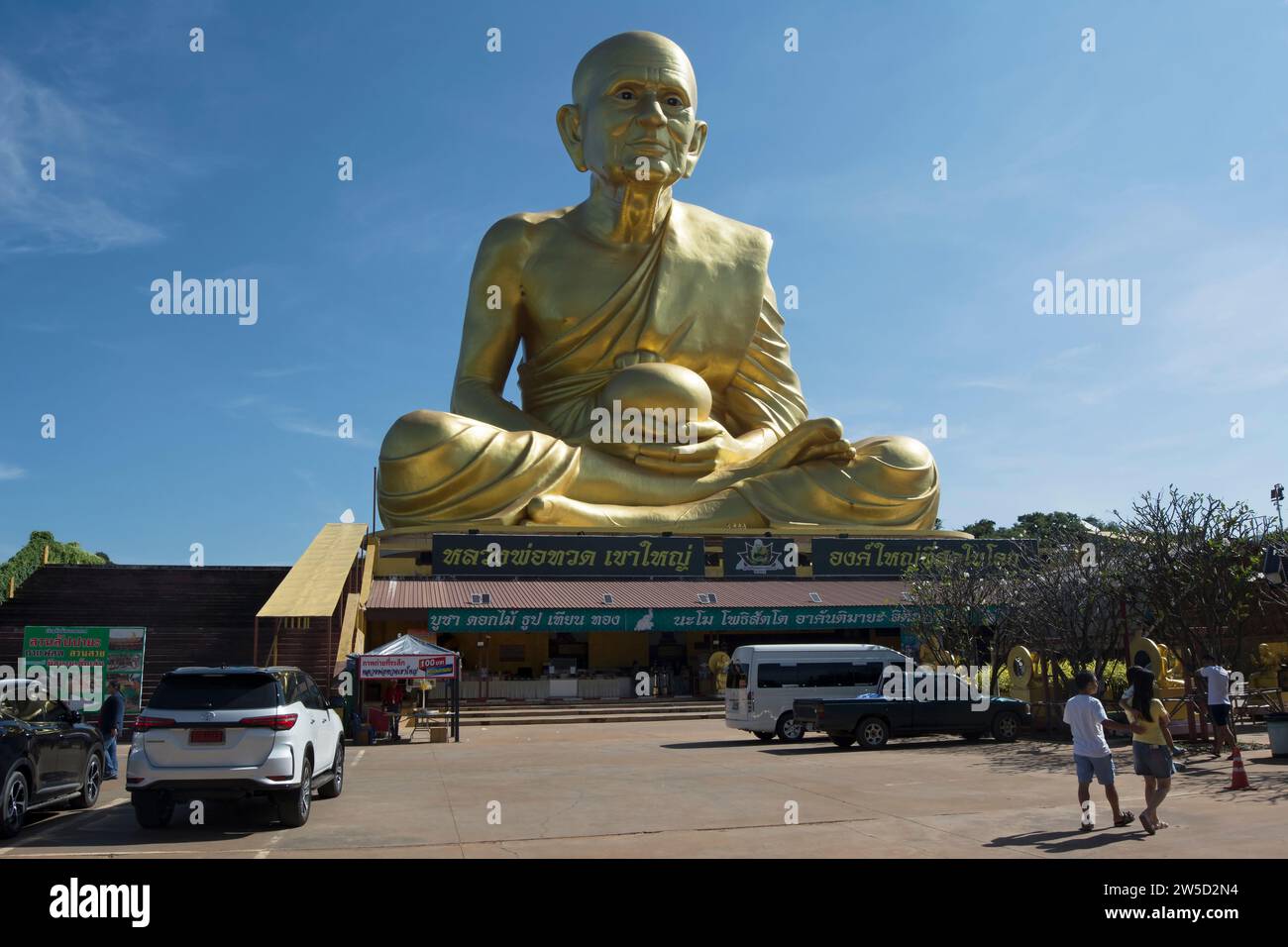 Die hoch aufragende Skulptur des thailändischen buddhistischen Mönchs luang pu Thuat, einer verehrten historischen Figur, die angeblich Wunder vollbracht hat, in khao yai, thailand Stockfoto