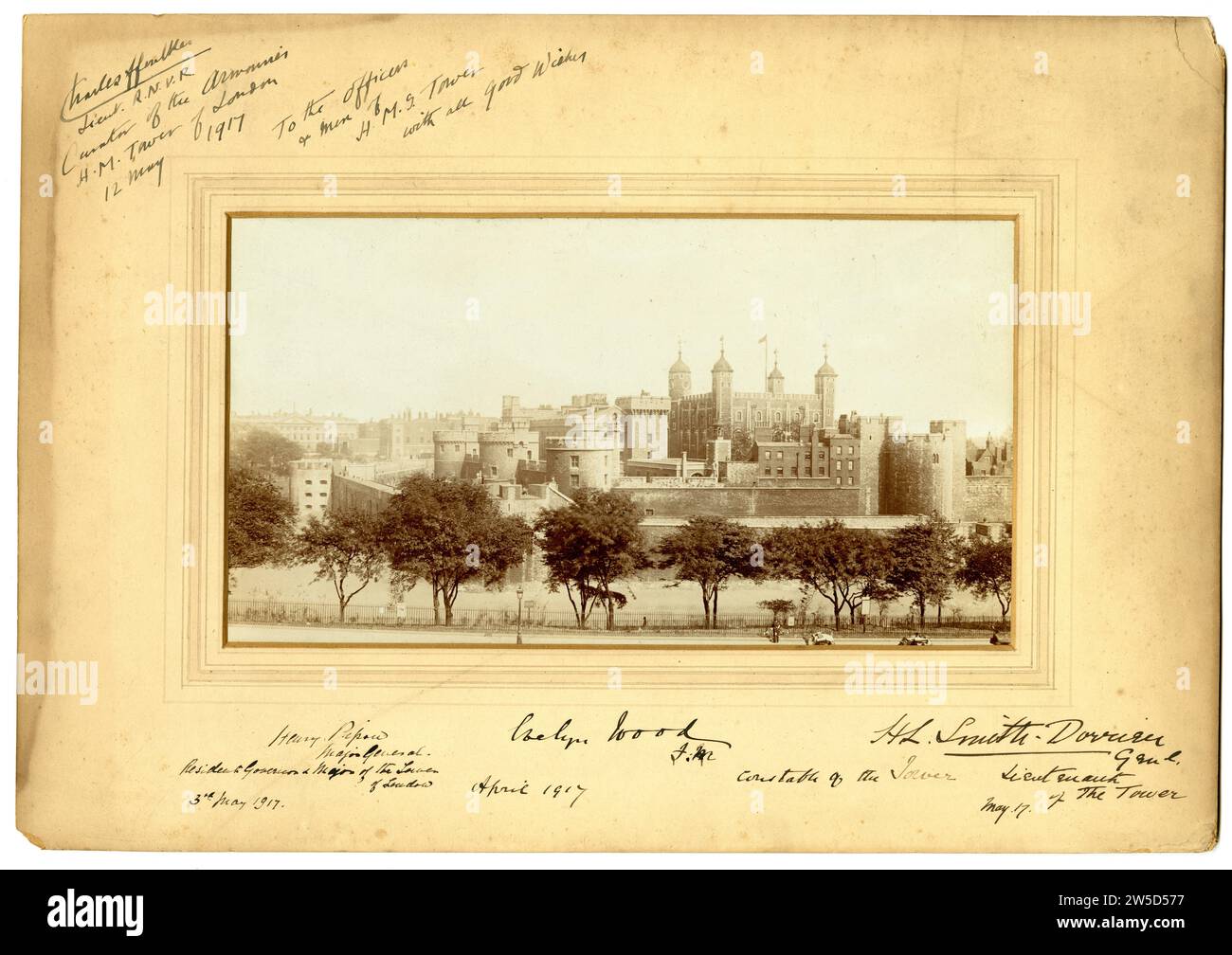 Foto des Tower of London aus dem Westen, mit den Unterschriften der Tower Officers auf dem Berg, 1917, Großbritannien Stockfoto