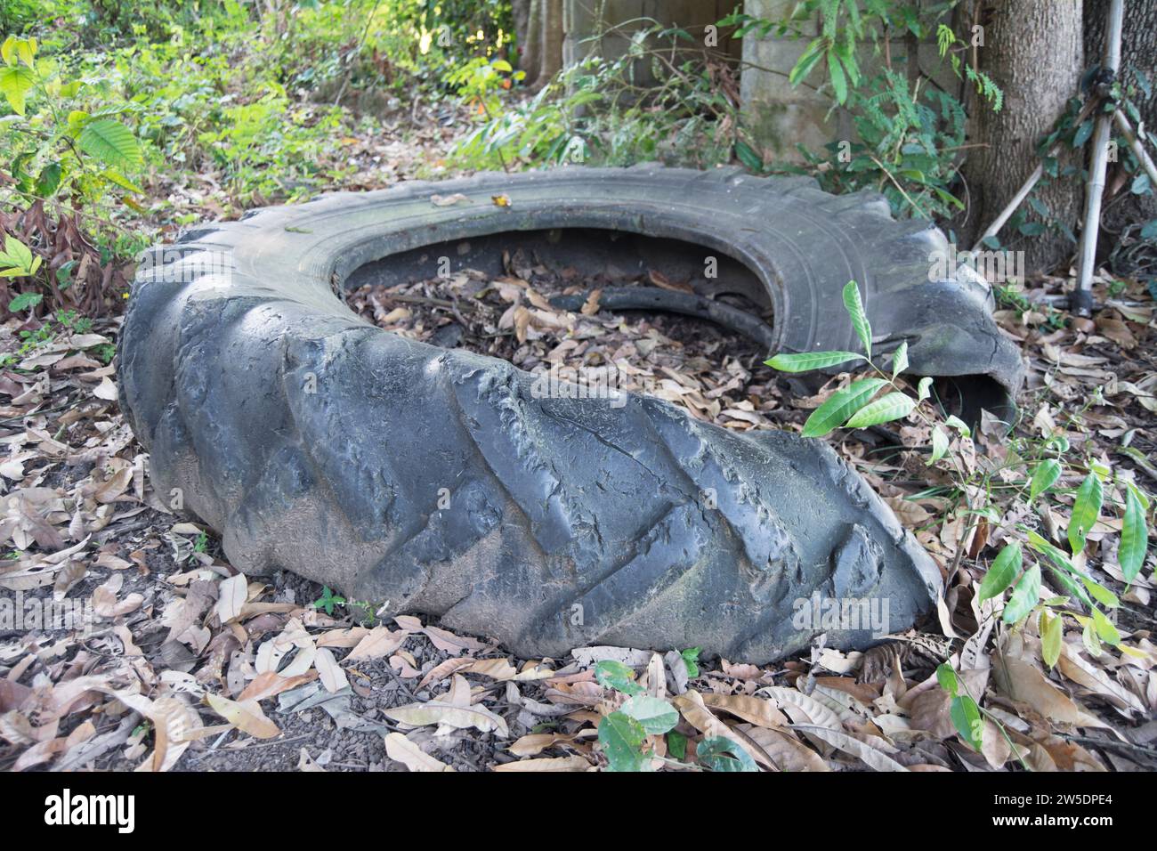 Beschädigter Reifen auf dem Boden neben einer Hinterstraße in der Provinz phetchabun, thailand Stockfoto