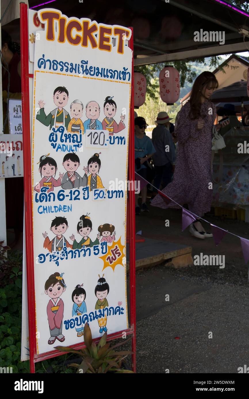 Eintrittsschild auf thailändisch und englisch mit Eintrittspreisen für Erwachsene und Kinder im hokkaido Blumenpark, khao yai, thailand Stockfoto
