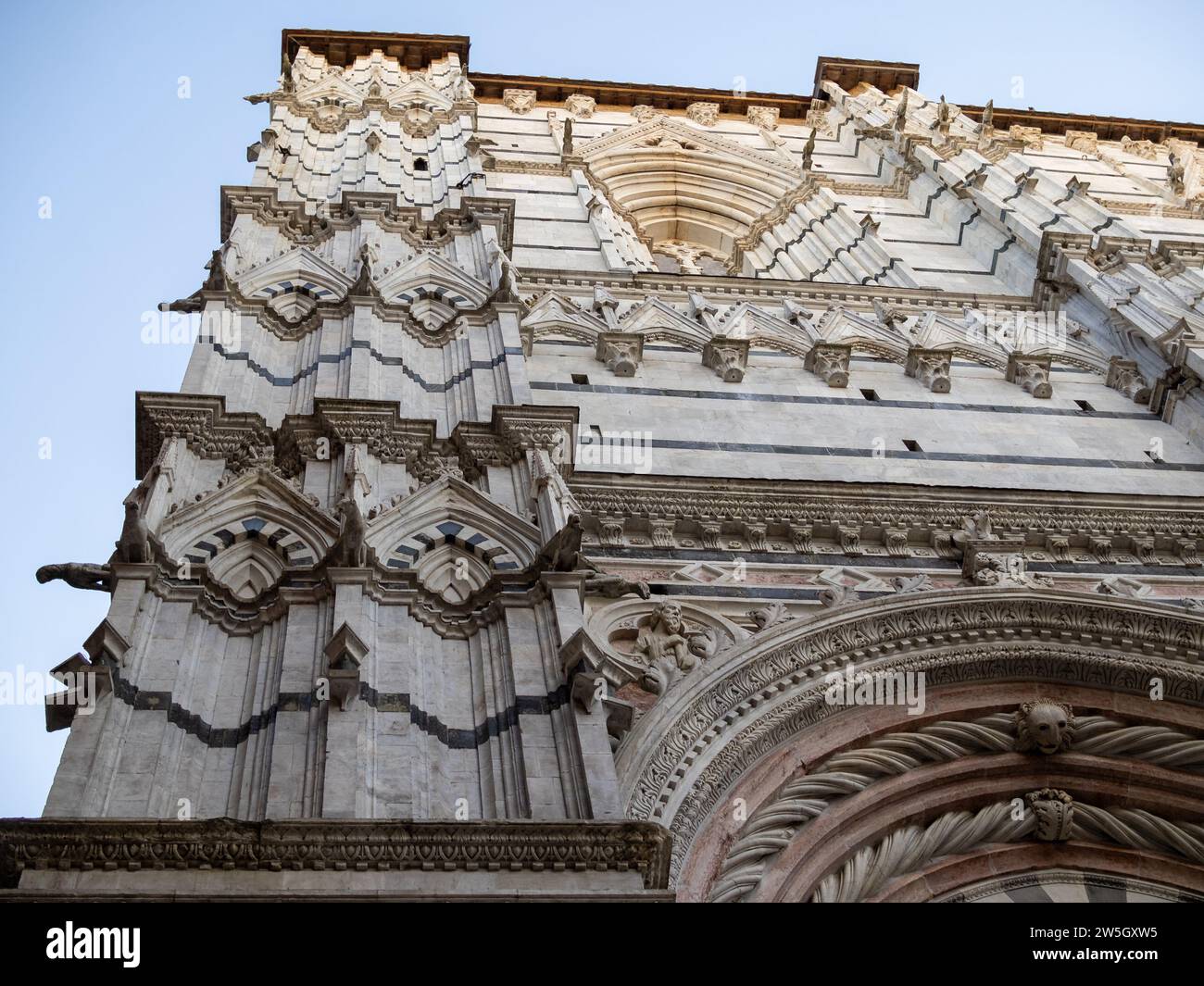 Detail der Fassade des Baptisteriums von San Giovanni, Siena Stockfoto