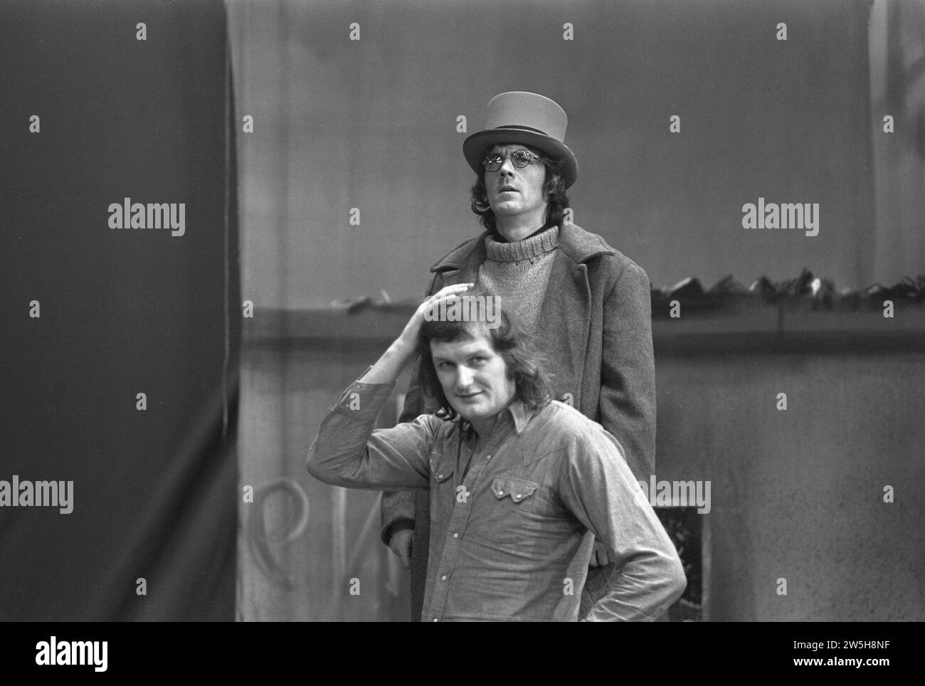 Aufnahme für die Fernsehsendung Gat van Nederland, Kees van Kooten (mit Hut) und Wim de Bie CA. Dezember 1972 Stockfoto