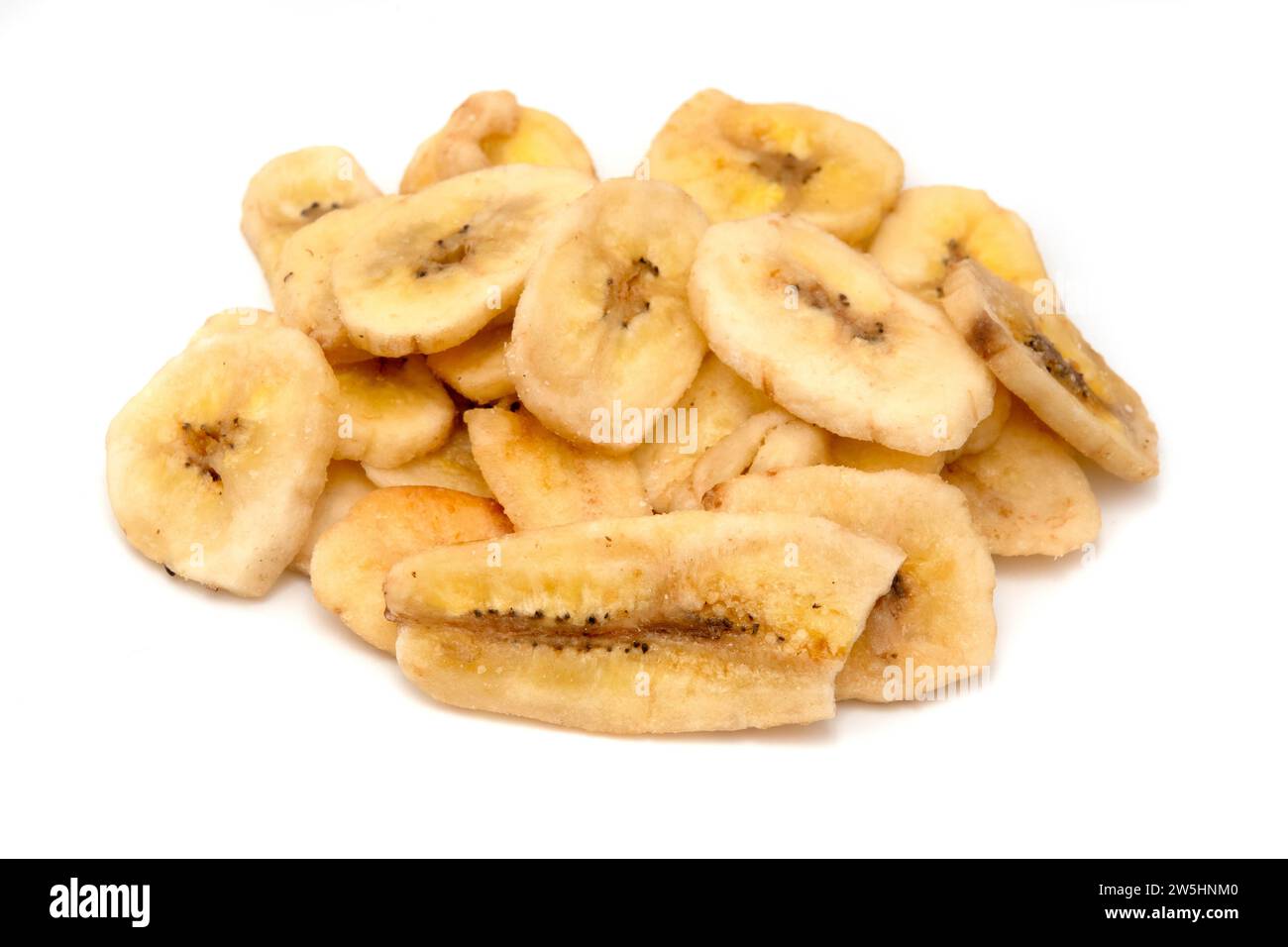 Geschnittene Bananenchips auf weißem Hintergrund Stockfoto