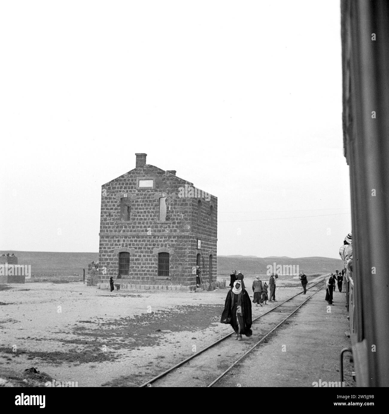 Zughaltestelle an einem Bahnhof in einer nahöstlichen Wüste CA. 1950-1955 Stockfoto