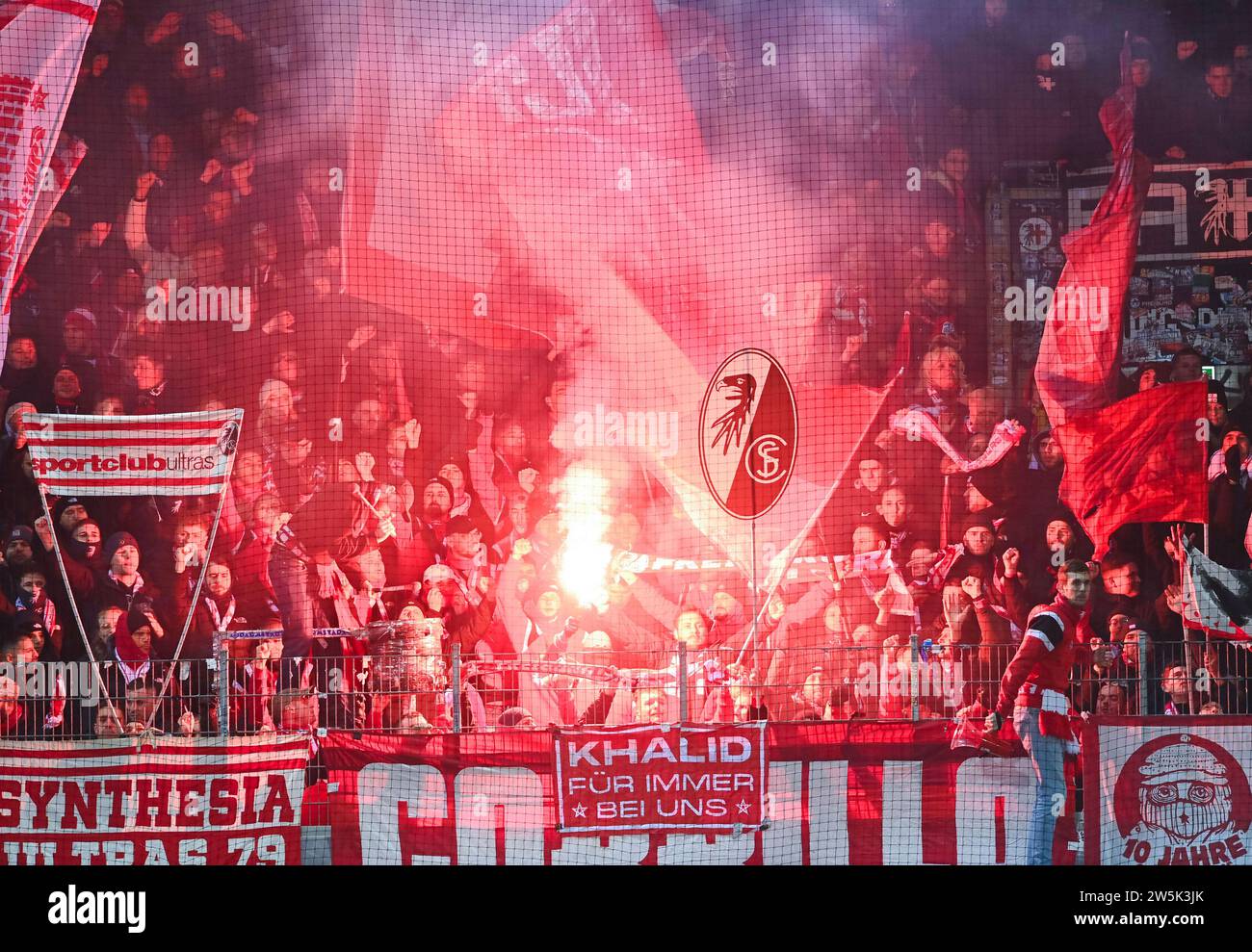 Heidenheim, Deutschland. Dezember 2023. Pyrotechnik im Gaesteblock bei den Fans des SC Freiburg, GER, 1. FC Heidenheim vs. SC Freiburg, Sport, Fussball, Herren, Bundesliga, 16. Spieltag, Spielzeit 2023/2024, 20.12.2023, (DFL-VORSCHRIFTEN VERBIETEN JEDE VERWENDUNG VON FOTOGRAFIEN ALS BILDSEQUENZEN UND/ODER QUASI-VIDEO) Foto: Eibner-Pressefoto/Silas Schueller Credit: dpa/Alamy Live News Stockfoto