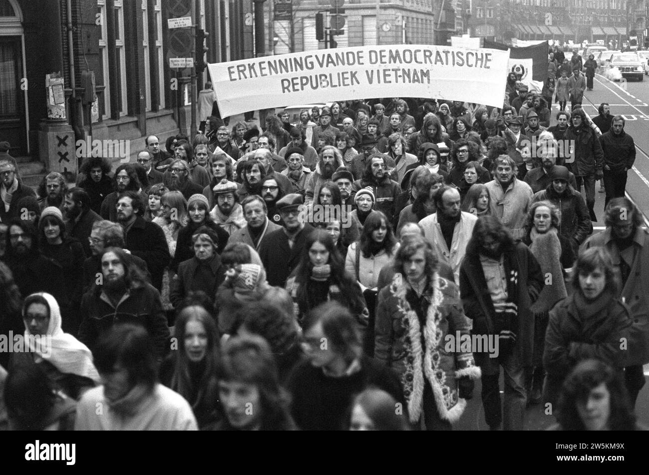 Große Demonstration in Amsterdam gegen den Krieg in Vietnam, Demonstranten mit Banner Anerkennung der Demokratischen Republik CA. Dezember 1972 Stockfoto