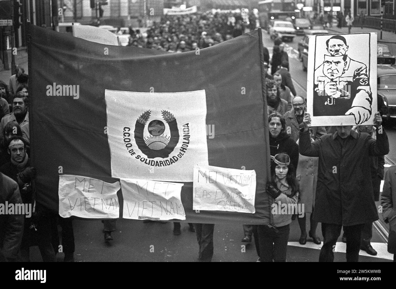 Große Demonstration in Amsterdam gegen Krieg in Vietnam, Hitler-Protestzeichen mit Nixon Maske ca. Dezember 1972 Stockfoto