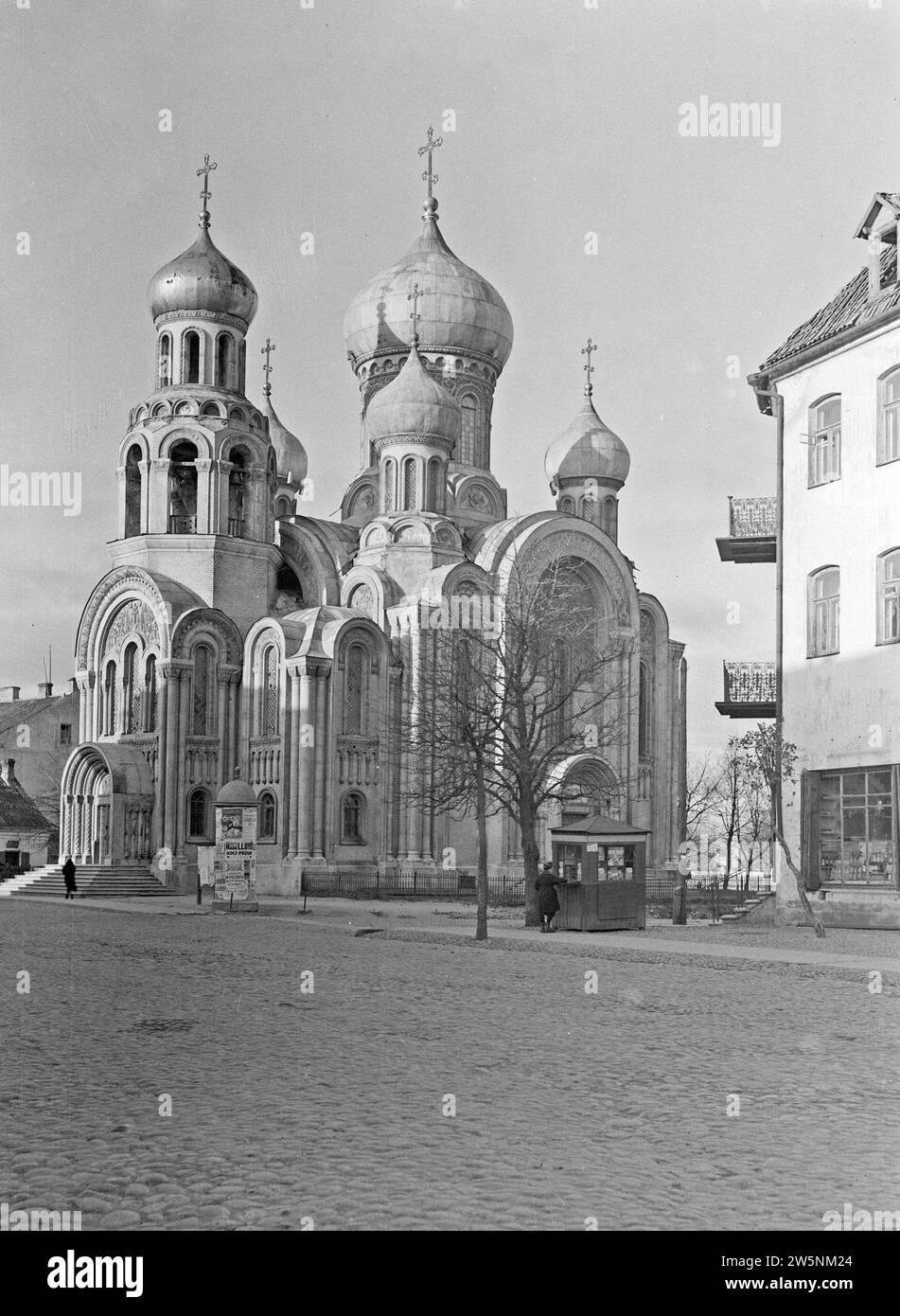 Vilnius. Die russisch-orthodoxe Kirche St. Michael und St. Konstantin. Im Vordergrund ein Kiosk und eine Werbesäule ca. 1934 Stockfoto