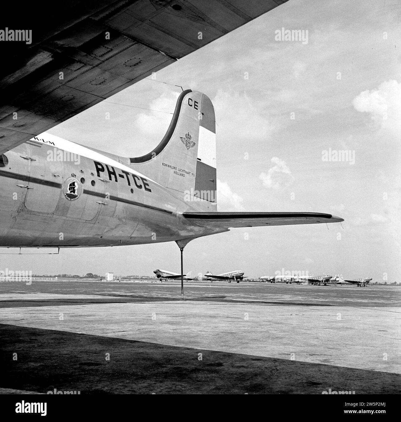 Der Douglas DC-4 Edam im KLM-House-Stil und mit dem Flying Dutchman-Logo in der Mitte der Rumpfrückseite und dem Heck in der niederländischen Tricolor am Flughafen Schiphol CA. August 1951 Stockfoto