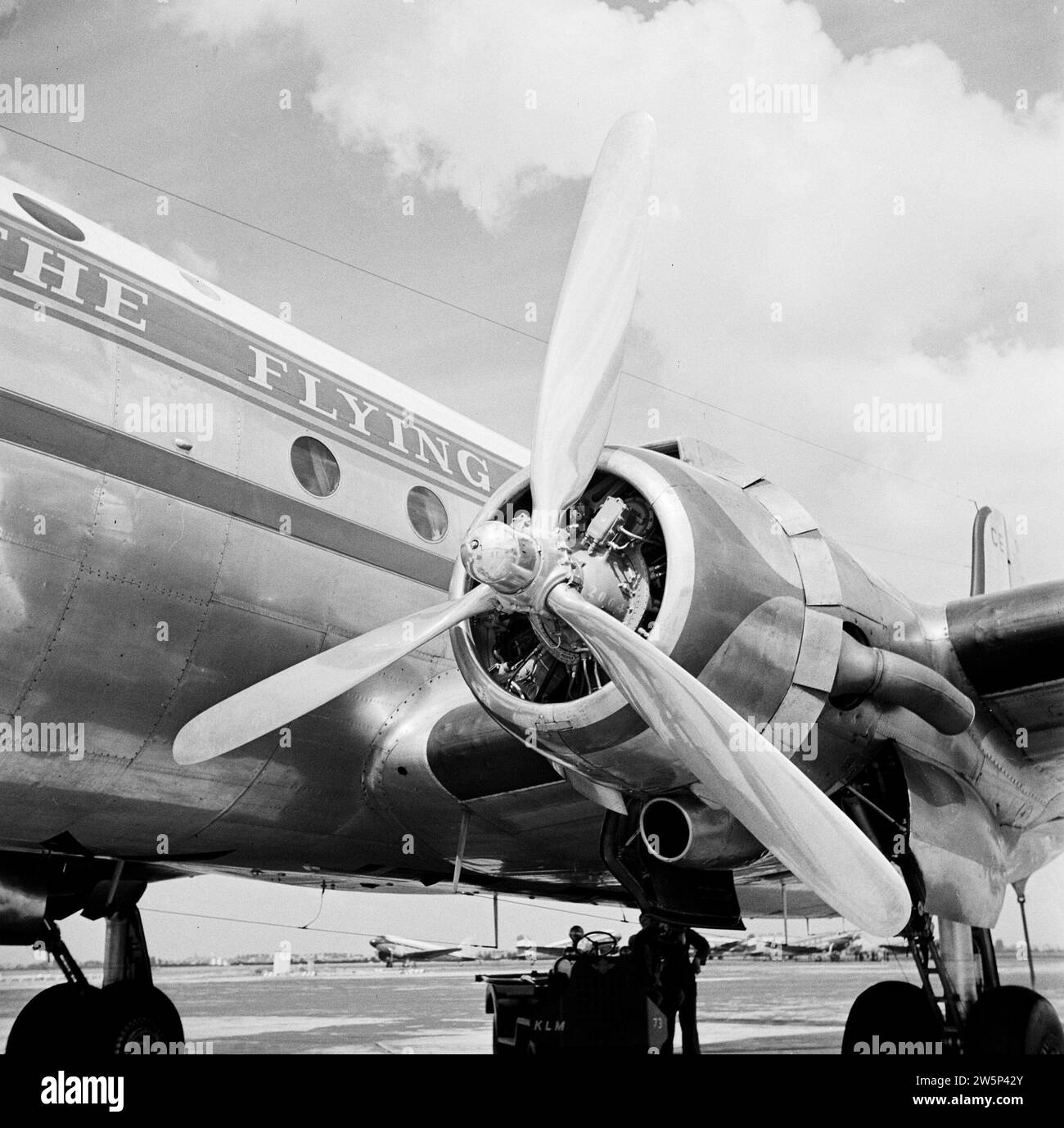Der Douglas DC-4 Edam im KLM-Hausstil am Rumpf sowie auf den Motorgondeln am Flughafen Schiphol CA. August 1951 Stockfoto