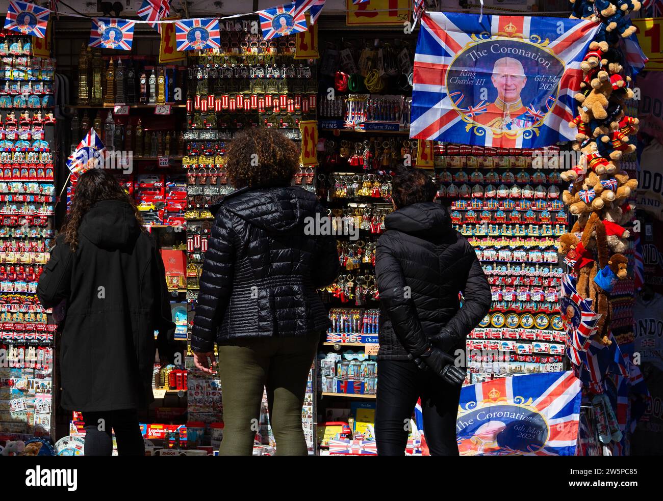 Shopper laufen am Karfreitag auf der Oxford Street im Zentrum von London. Stockfoto