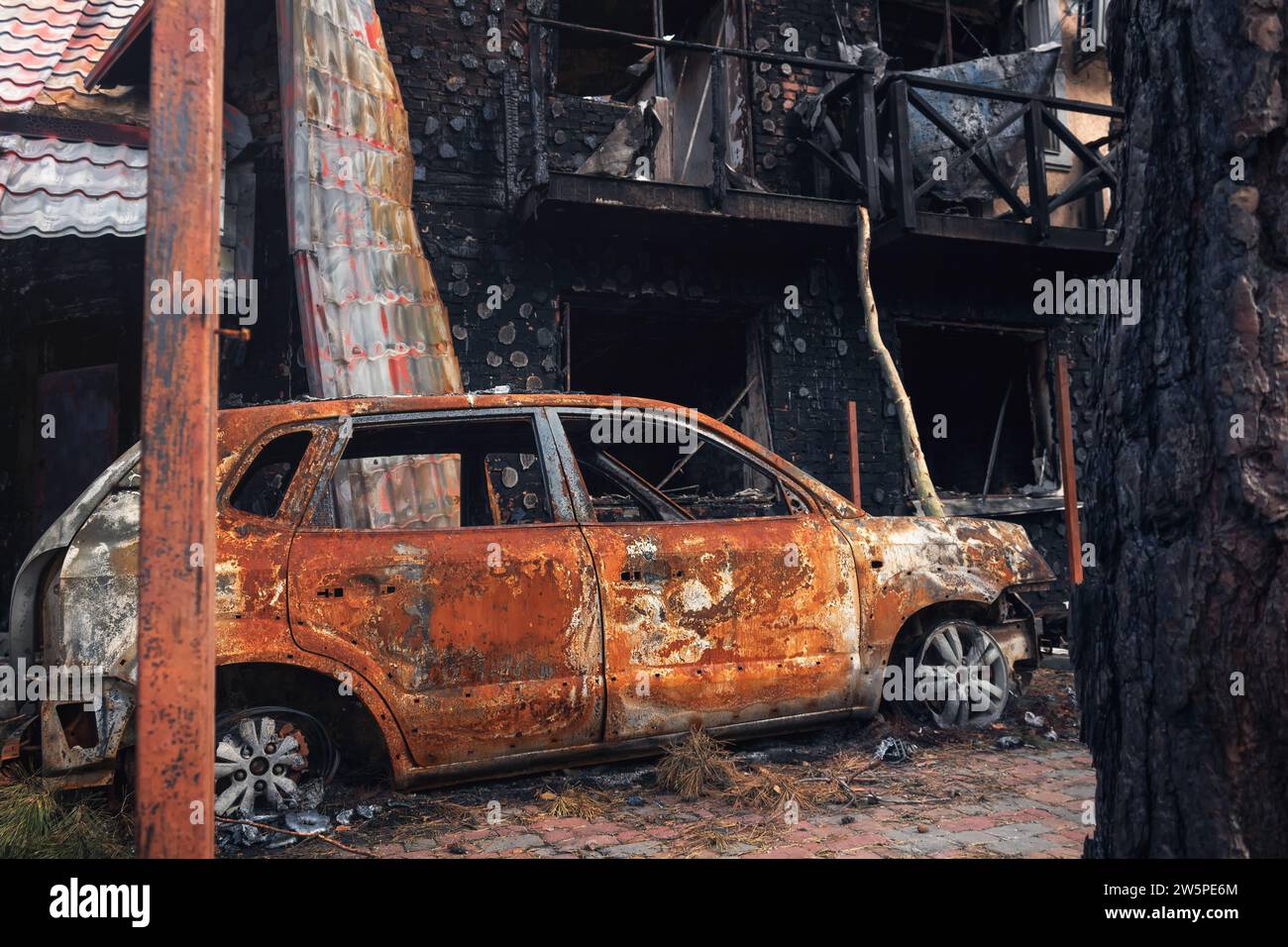 Irpin, Region Kiew, 2022. Zerstörtes Auto im Hof eines Hauses. Die Folgen des Raketenfeuers während des russischen Krieges gegen die Ukraine. Umfassende Invasion. Stockfoto