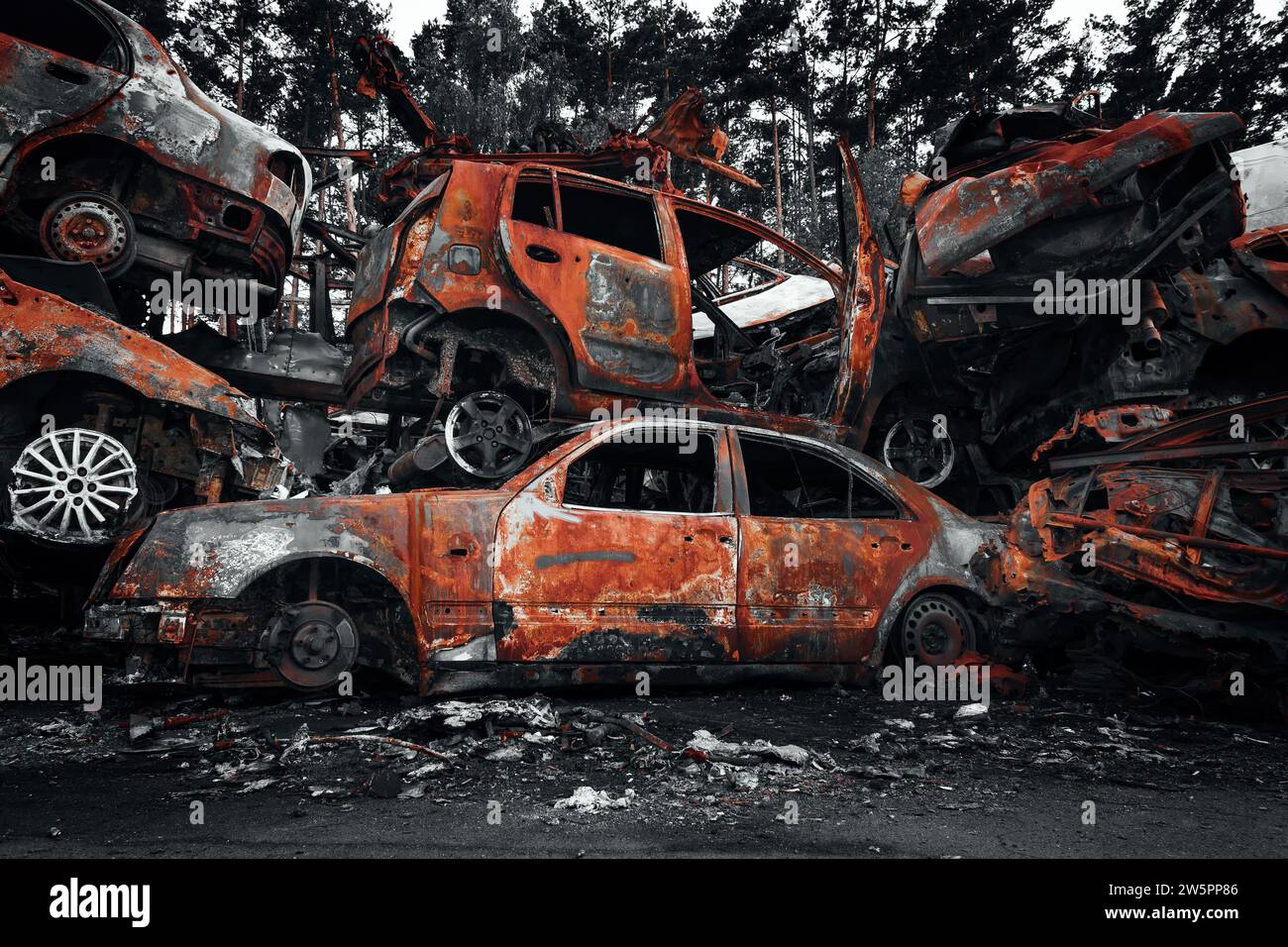 Er hat rostige zivile Autos beschossen und zerstört. Die Folgen der militärischen Invasion der russischen Armee in der Ukraine. Irpin, Region Kiew, 2022. Stockfoto