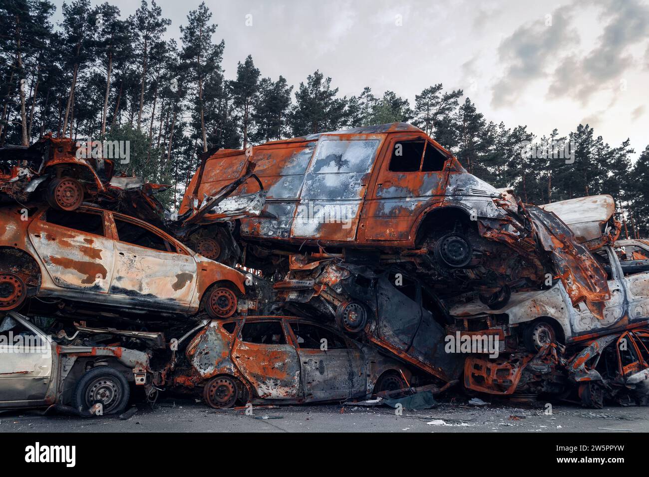 Zerstört und auf Autos auf dem Parkplatz abgefeuert. Friedhof zerstörter Kraftfahrzeuge in Irpin, Kiew, 2022. Stockfoto