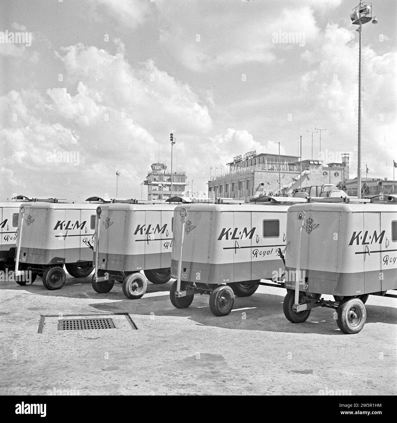 Fünf KLM-Batterieautos auf dem Flugzeugeinstellbereich am Flughafen Schiphol ca. August 1951 Stockfoto