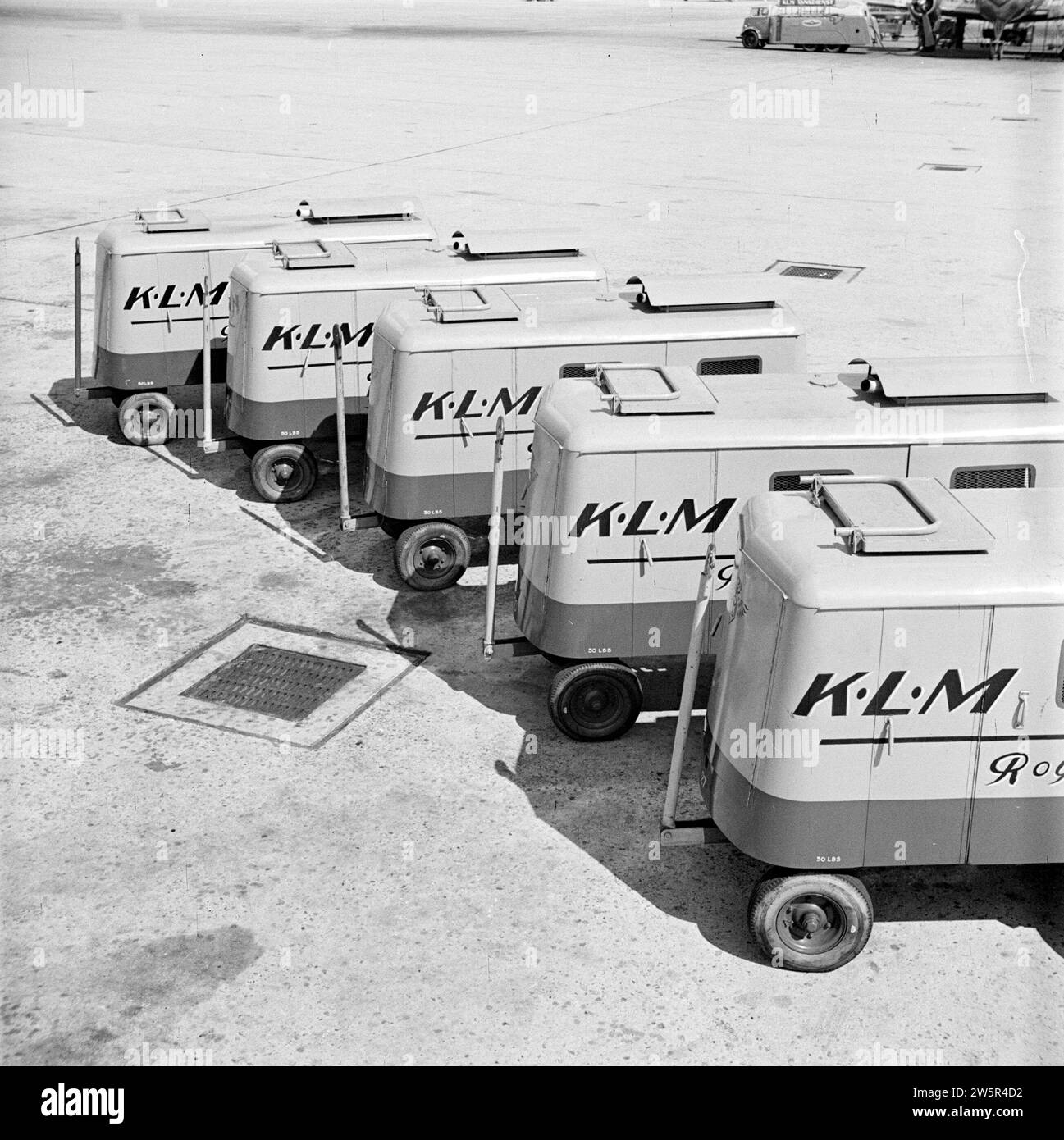 Fünf KLM-Batterieautos auf dem Flugzeugeinstellplatz am Flughafen Schiphol. CA. August 1951 Stockfoto