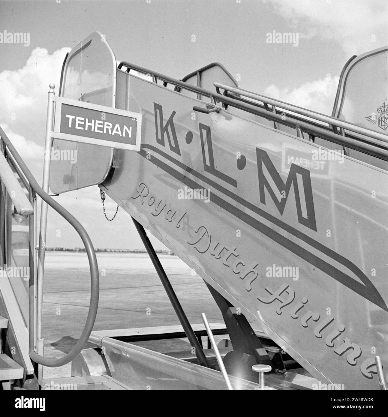 Eine KLM-Einstiegstreppe im Einstellbereich für das Flugzeug am Flughafen Schiphol mit dem Flugziel Teheran ca. August 1951 Stockfoto