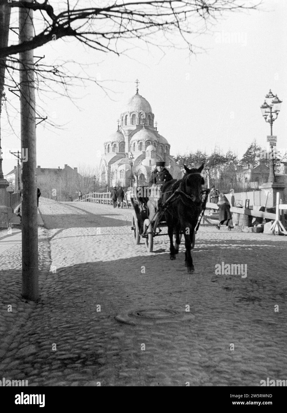 Vilnius. Orthodoxe Kirche der Erscheinung der Mutter Gottes (Znamenskaya) in der Nähe der Zverynas-Brücke über den Neris. Im Vordergrund ein offener Wagen mit einem Kutscher auf der Kiste ca. 1934 Stockfoto