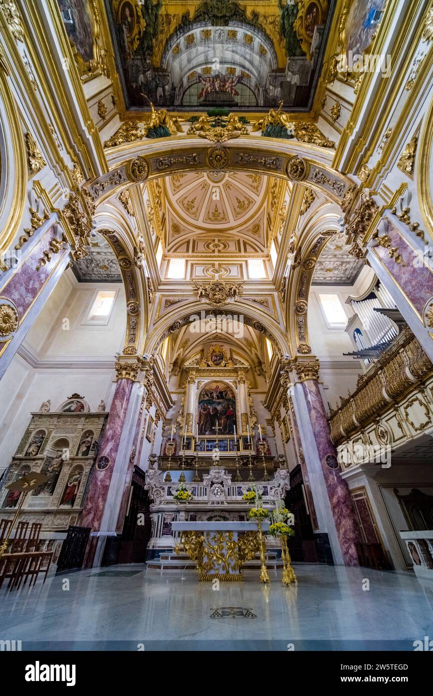 Innenarchitektur und Altar in der Kathedrale von Matera, der Hauptkirche der Sassi di Matera, dem historischen Höhlenwohnviertel der antiken Stadt. Stockfoto