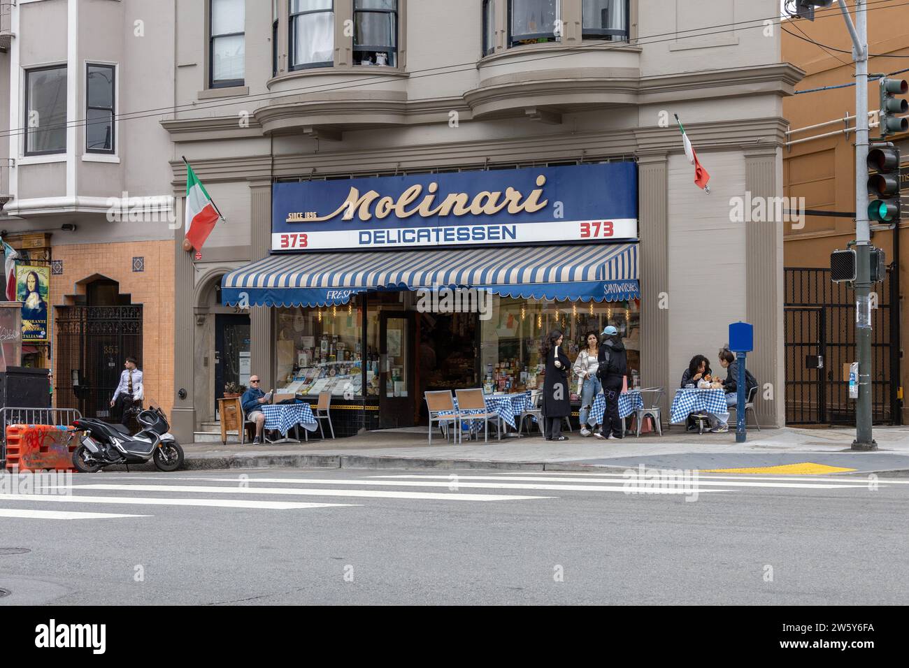 Molinari, Ein beliebtes Delikatessen in North Beach San Francisco, 24. Juni 2023. Gäste sitzen draußen und genießen Kaffee und Gebäck Stockfoto