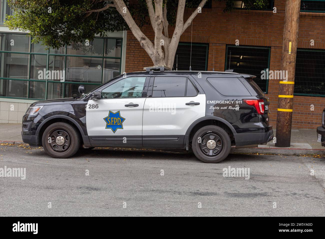 San Francisco Police Vehicle SFPD parkte auf der Straße, San Francisco, 24. Juni 2023 Police Cruiser Ford Police Vehicle Stockfoto