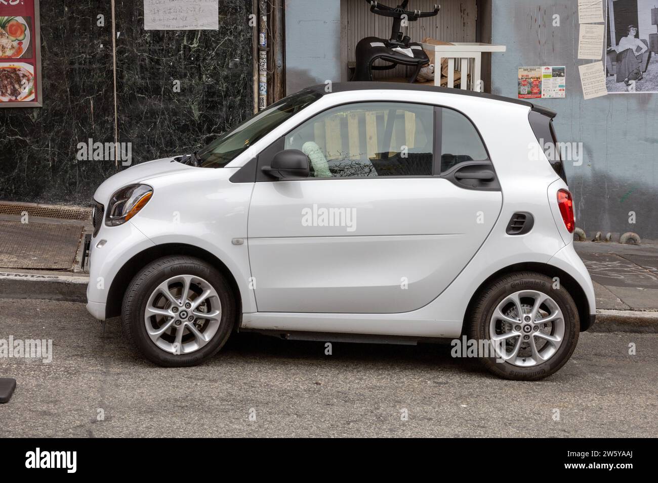 White Smart Fortwo Auto Parkt In Chinatown San Francisco, 24. Juni 2023 Stockfoto