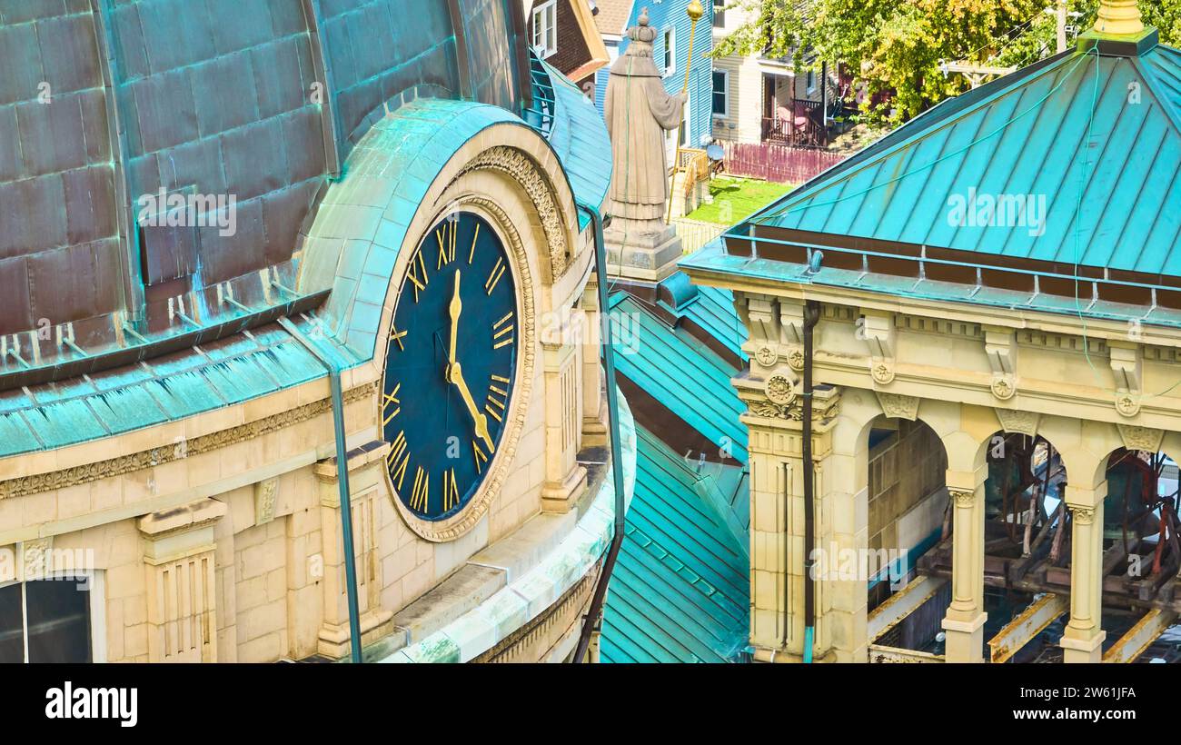 Blick aus der Vogelperspektive auf den verzierten Uhrturm auf der historischen Basilika Dome, Milwaukee Stockfoto