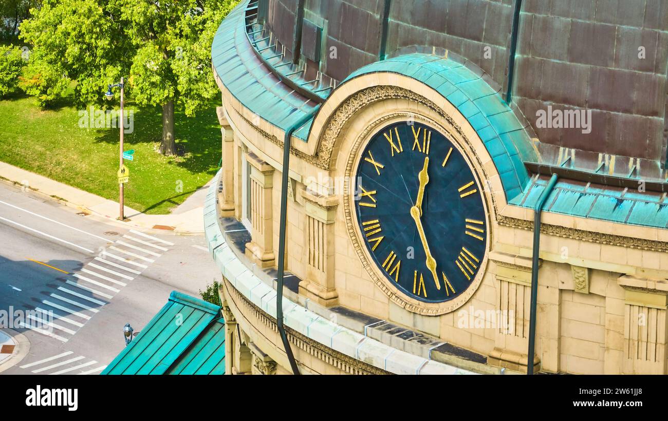 Blick aus der Vogelperspektive auf die kunstvoll verzierte Uhr an der historischen Kirche, im Stadtpark Stockfoto
