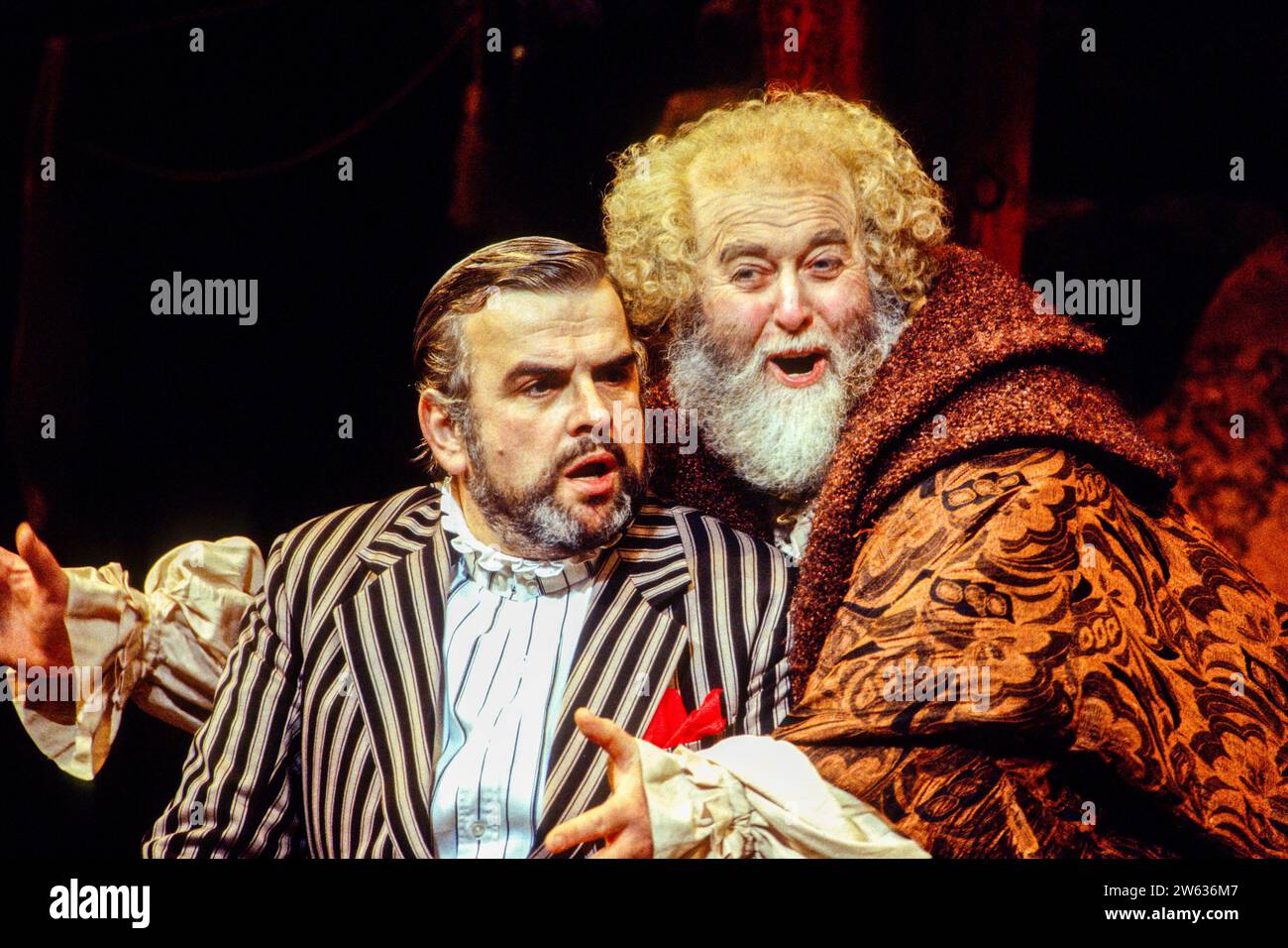 l-r: Alan Opie (Ford), Benjamin Luxon (Sir John Falstaff) in FALSTAFF an der English National Opera (ENO), London Coliseum, London WC2 17/02/1994 Musik: Giuseppe Verdi Libretto: Arrigo Boito Englische Übersetzung: Amanda Holden Dirigent: Andrew Litton Design: Marie-Jeanne Lecca Beleuchtung: Paul Pyant Regisseur: David Pountney Stockfoto