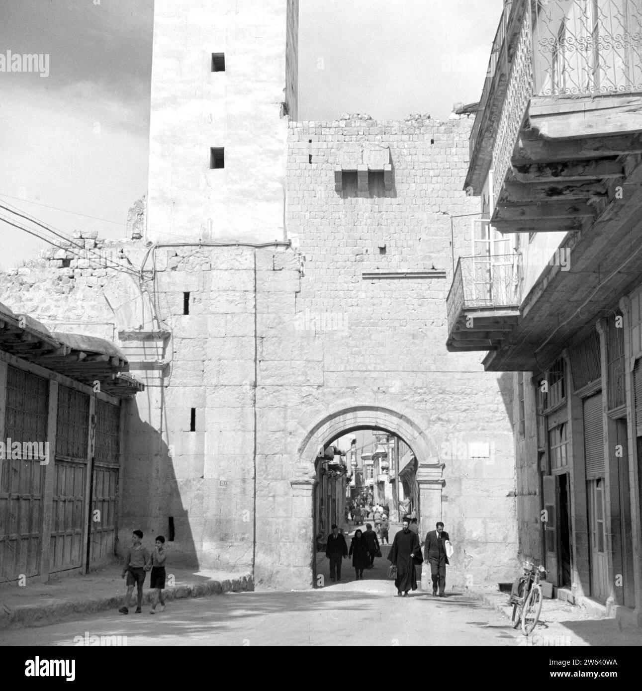 Menschen, die durch das Bab Sharqi (Osttor) in der Stadtmauer und den Anfang der „Straße, die gerade“ genannt wird, „Darb al mustaqim“ CA. 1950-1955 Stockfoto